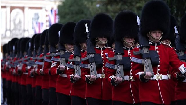 英国王室近卫军第一团 - 近卫掷弹兵团（Grenadier Guards）在温莎操练，准备周一（9月19日）迎接女王灵枢
