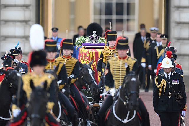 9 月 14 日，查尔斯三世国王和王室成员护送女王灵枢从白金汉宫前往西敏厅。
