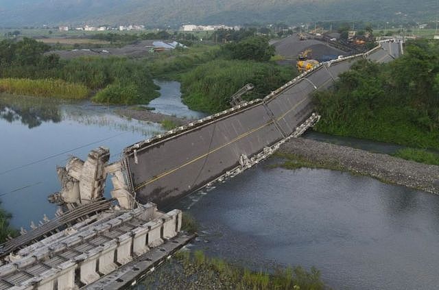 台湾东部花莲县的高寮大桥倒塌