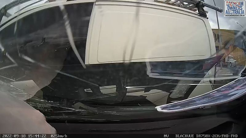 惊险一幕！墨尔本公路面包车被撞翻滑行，司机被指闯红灯（视频/组图） - 3