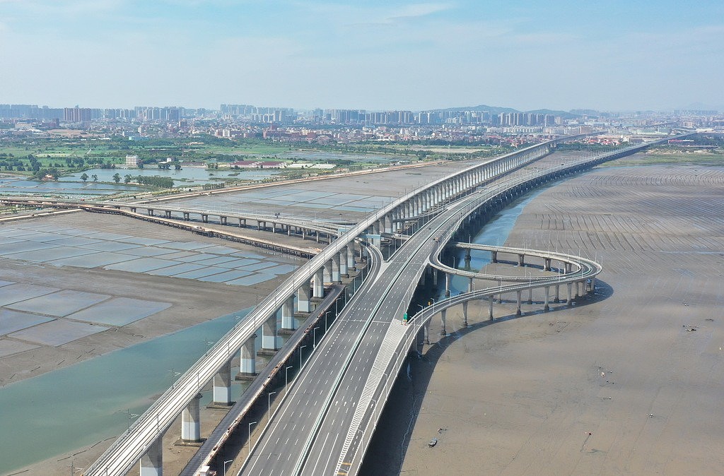 中国高铁建设速度飞快，令全球为之侧目。 图中为9月2日新建的福厦铁路泉州湾跨海大桥，为铁路、公路共构工程。 （图／新华社）