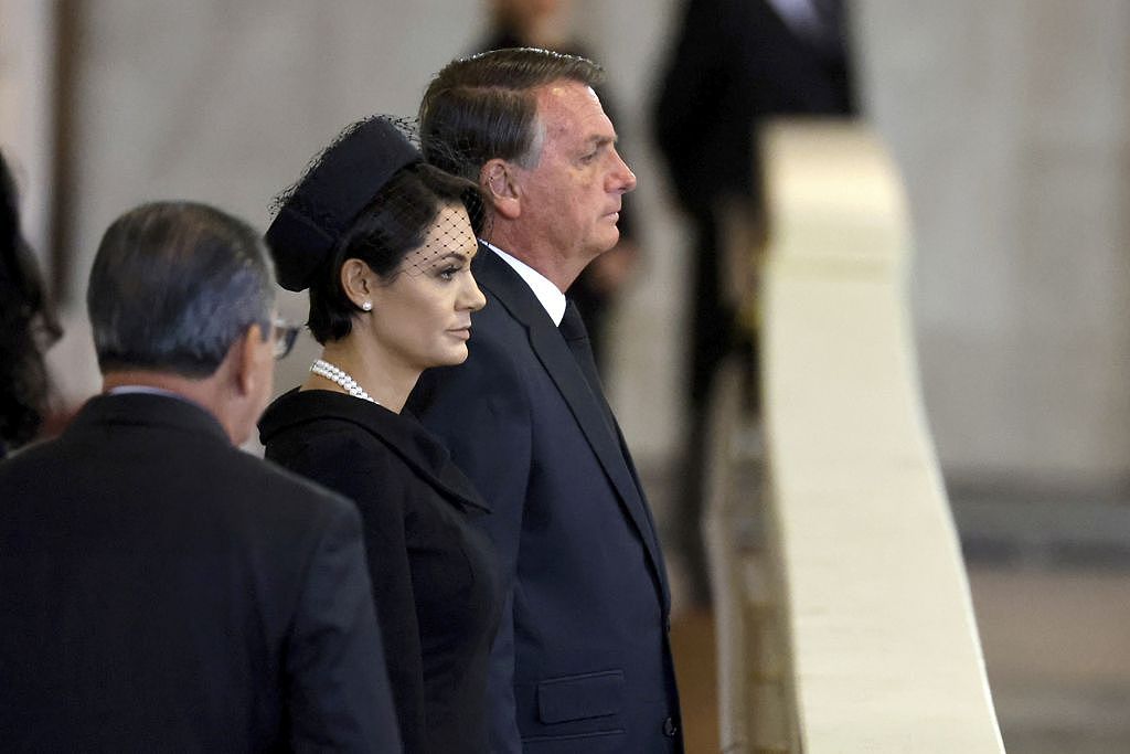 巴西总统波索纳洛（Jair Bolsonaro）也飞抵伦敦参与女王国葬，在她身旁的则是巴西第一夫人米歇尔(Michelle Bolsonaro)。 (图/美联社)  
