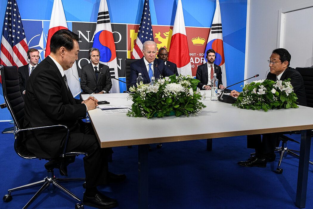 今年6月，在马德里举行的北约会议上，尹锡悦(左)与拜登和日本首相岸田文雄在一起。 尹锡悦成为首位出席北约峰会的韩国总统。