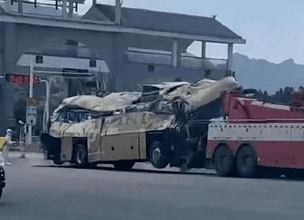 负责转运隔离人员的贵州大巴车已摔成废铁被拖走。 （搜狐）