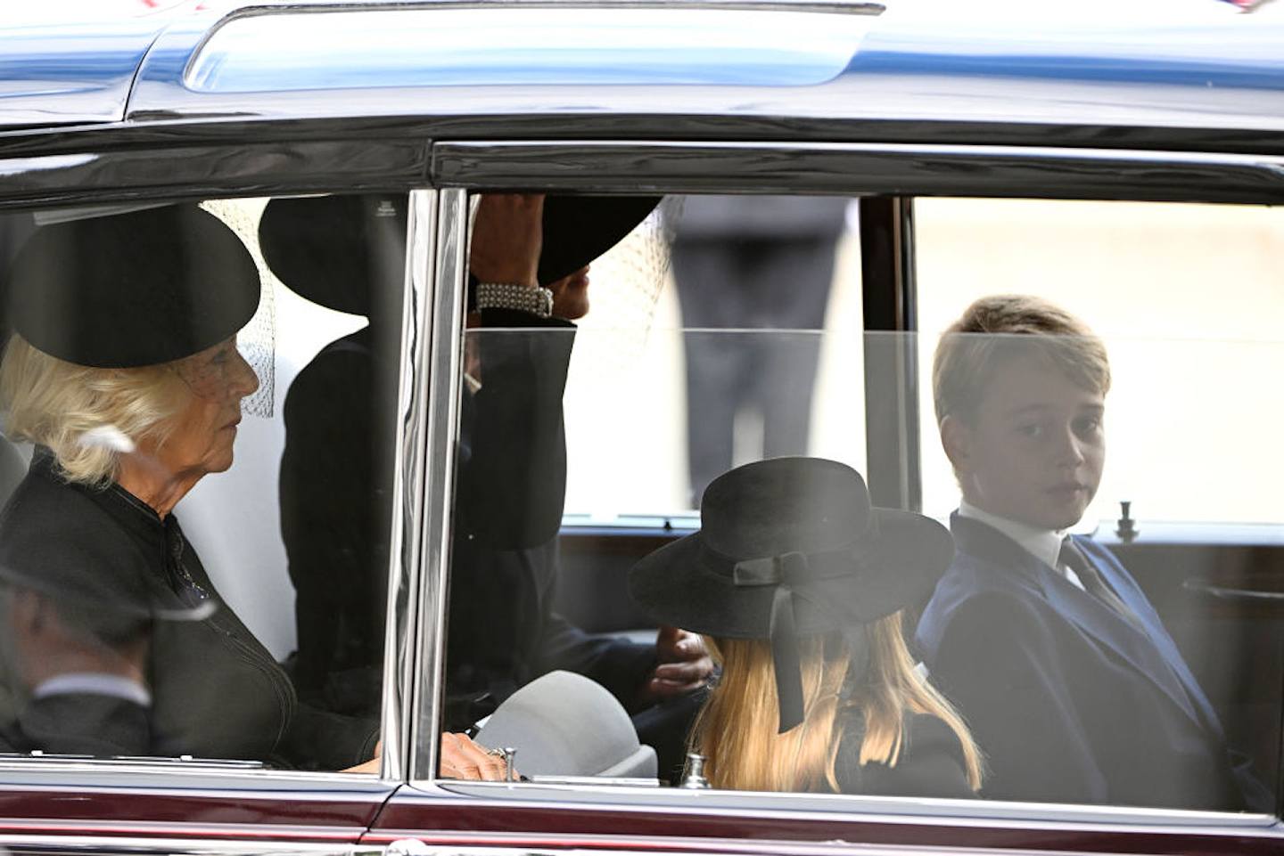 英女王国葬结束后，英国王后卡米拉与威尔斯王妃凯特、夏洛特公主及乔治王子登车离开西敏寺。 （Getty）