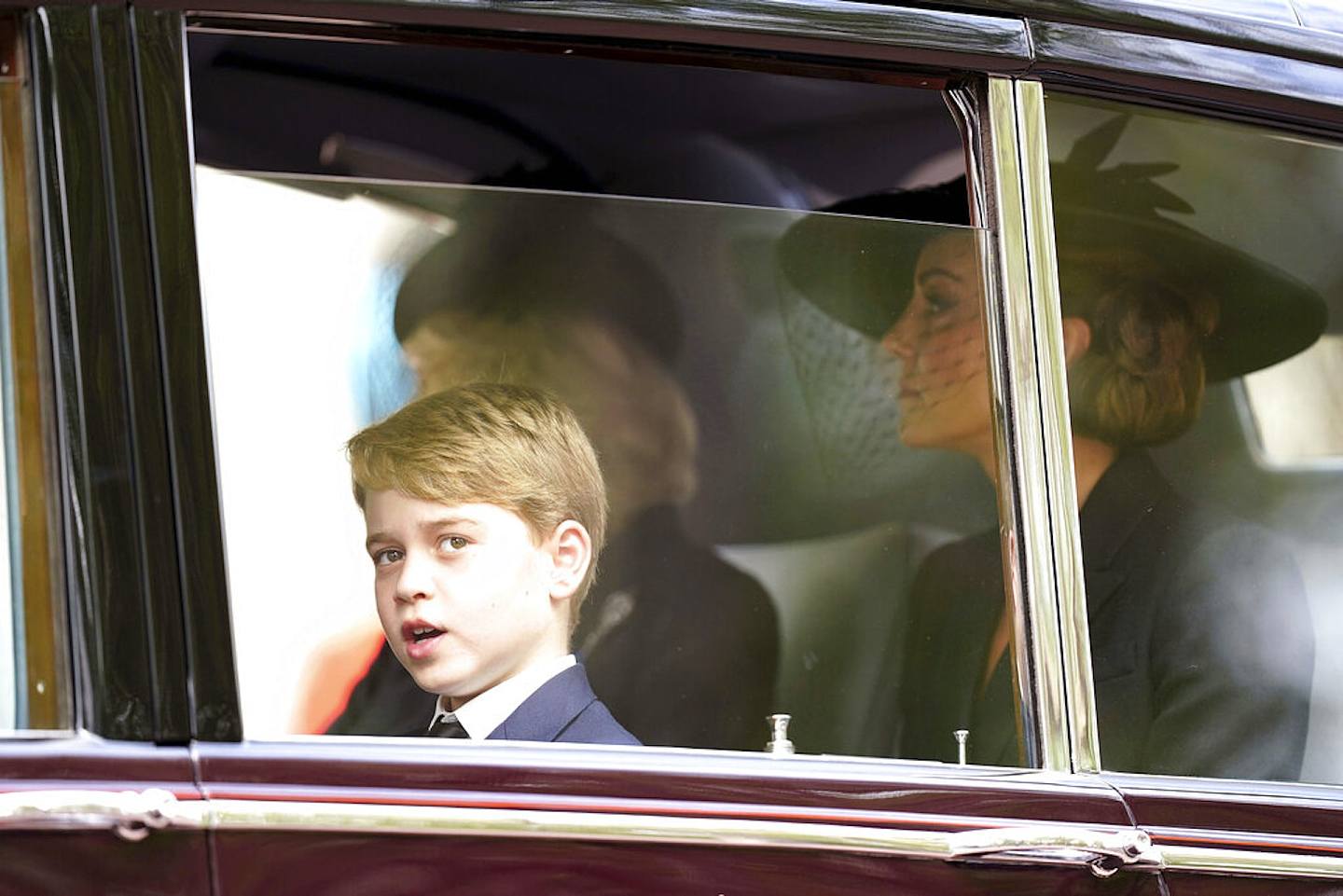 英女王国葬结束后，英国王后卡米拉与威尔斯王妃凯特、夏洛特公主及乔治王子登车离开西敏寺。 （AP）