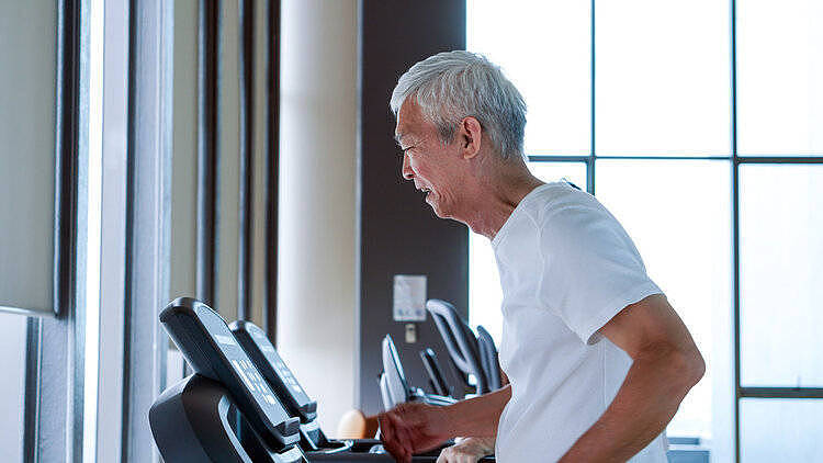 过度运动或加速衰老！提醒：这3项运动适合中老年人，量力而行（组图） - 4