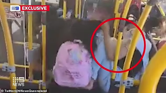 视频曝光！澳洲公交车乘客爆冲突，多人激烈扭打，婴儿被吓哇哇大哭（视频/组图） - 3