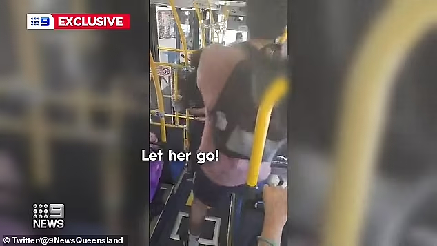 视频曝光！澳洲公交车乘客爆冲突，多人激烈扭打，婴儿被吓哇哇大哭（视频/组图） - 5