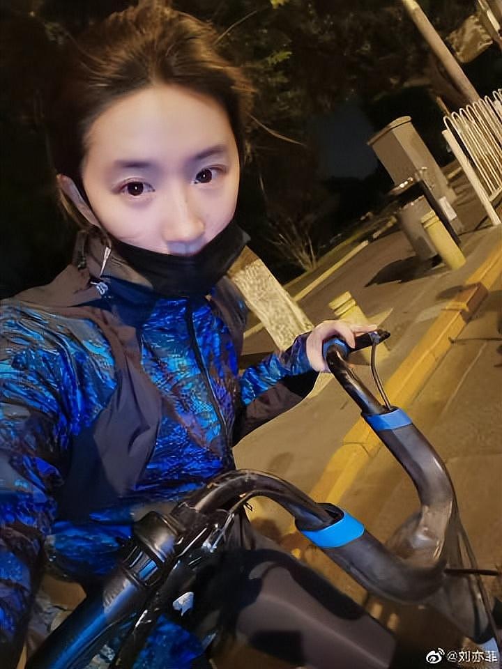 刘亦菲夜骑自行车晒自拍，穿运动装皮肤白嫩，素颜照状态好（组图） - 1