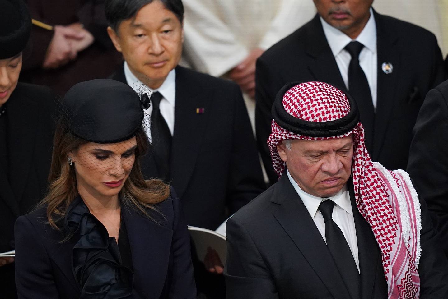 来自全球各国的数百名外宾出席了女王的葬礼，日本天皇德仁与皇后雅子(左上方)。 (AP)