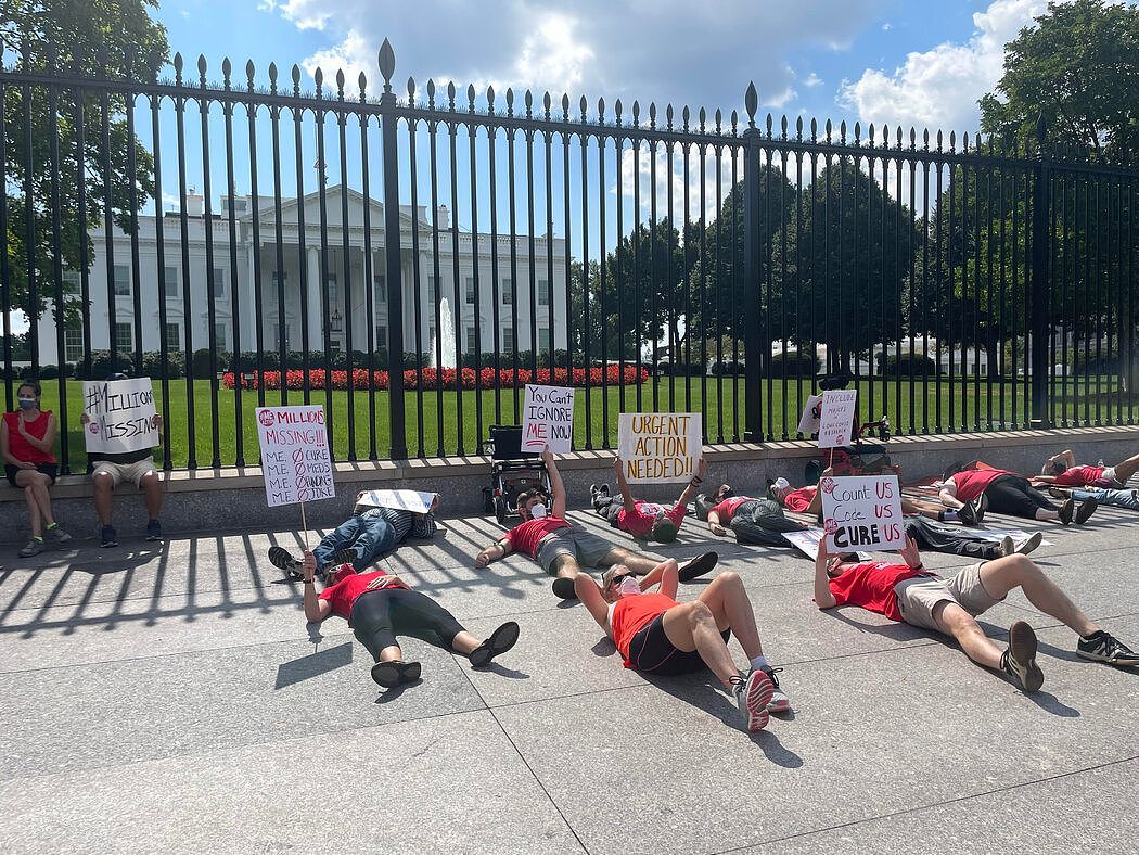 在白宫前举行的抗议活动，要求对慢性疲劳综合症和长期新冠采取行动。