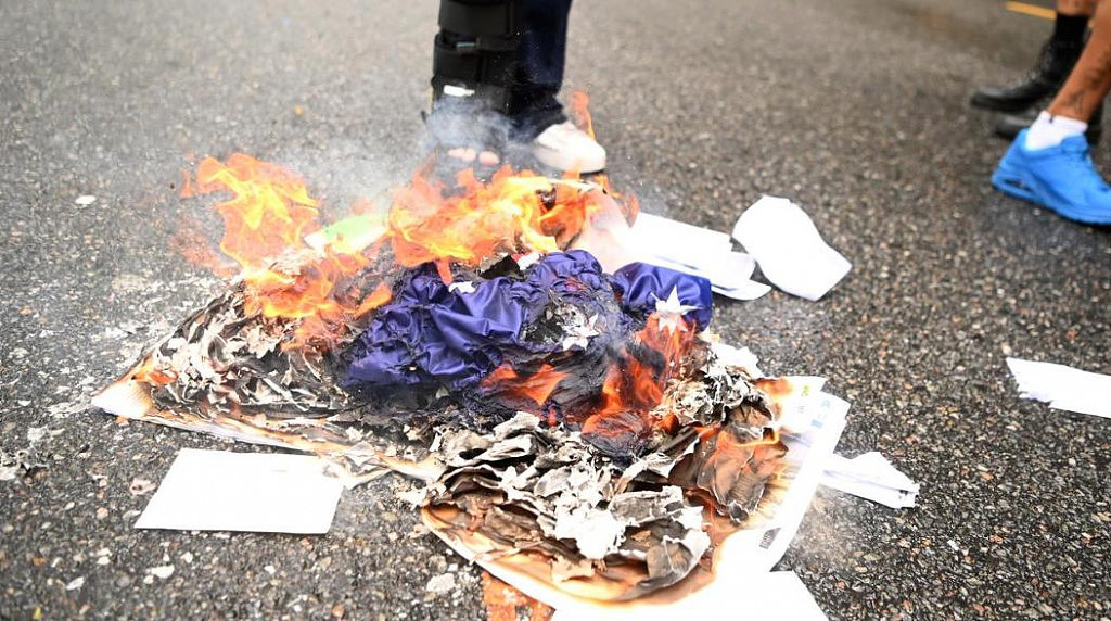 全澳悼念日多地爆发游行示威！抗议者涌上街头焚烧国旗，吁“废除君主制”（组图） - 5