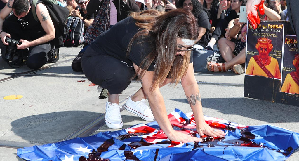 “废除君主制”！女王悼念日墨尔本街头爆发抗议，示威者烧毁英国国旗，澳洲国旗被泼红漆（组图） - 4