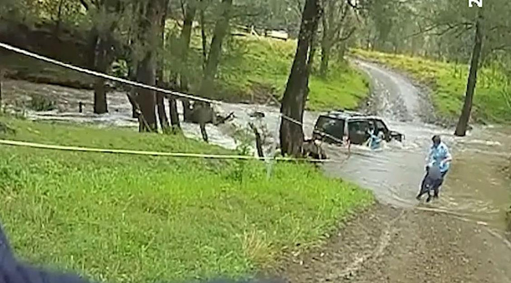 英勇！新州警察冲进洪水救人，往返多次成功救出3人（组图） - 3