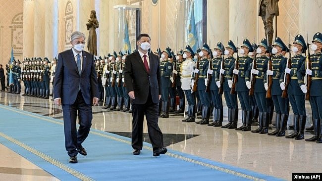 中国国家主席习近平和哈萨克斯坦总统托卡耶夫在哈萨克斯坦首都努尔苏丹检阅仪仗队时，两位领导人和仪仗队都佩戴口罩。（2022年9月14日）