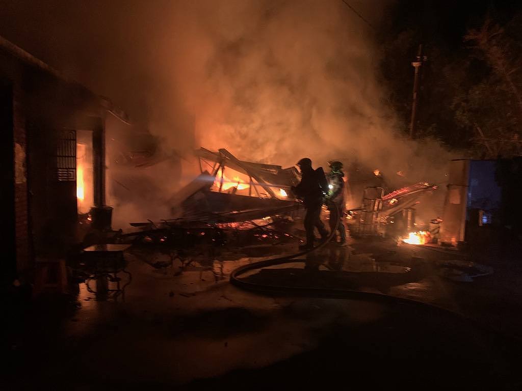 新北市金山區1間1層樓的磚瓦倉庫傳出火警，現場大量濃煙竄出，所幸一家六口順利逃生。（民眾提供）
