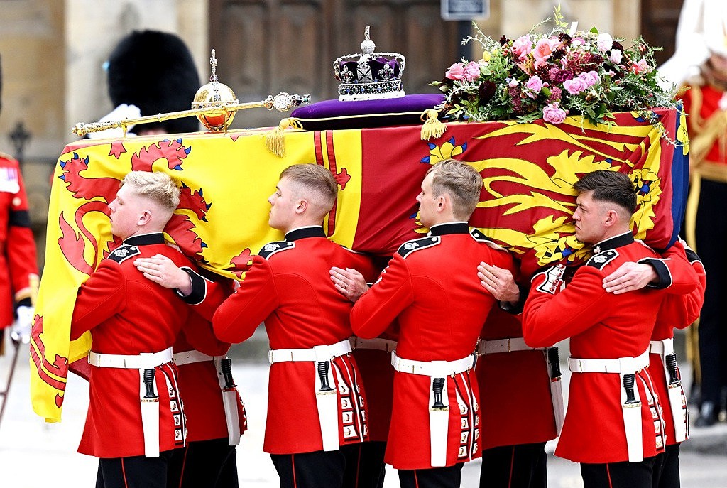根據英國王室傳統，已故女王伊麗莎白二世（Queen Elizabeth II）的遺體不會火化，放置於襯鉛棺材後即下葬。（圖／TPG、達志影像）