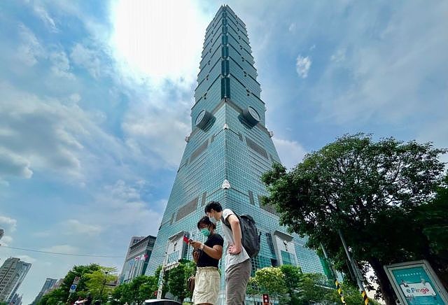 台北101大楼的两名游客