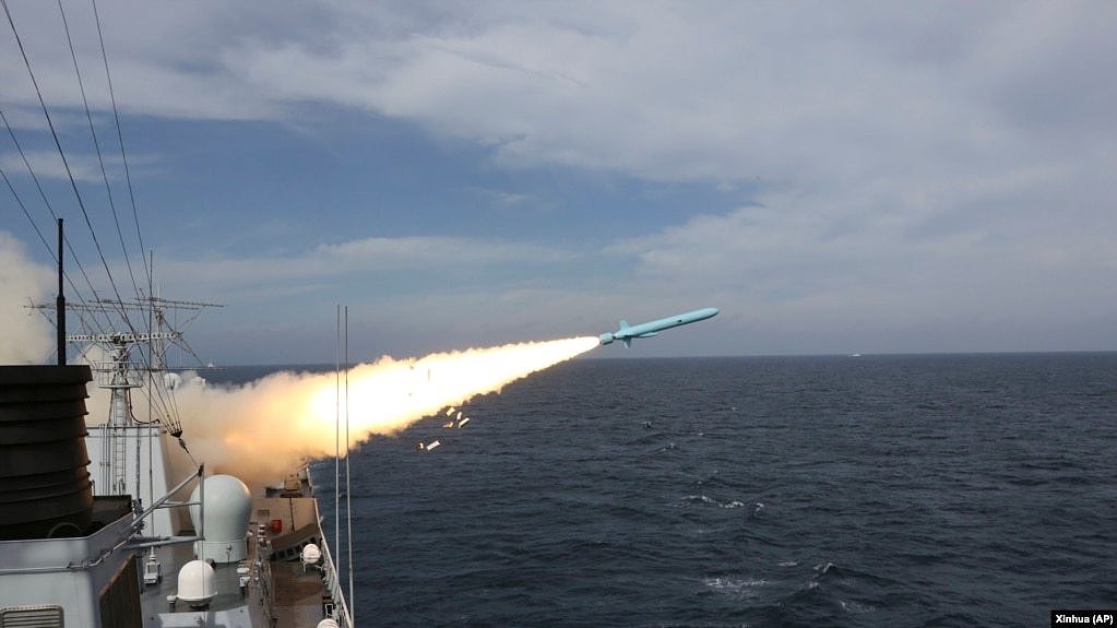 中共官媒新华社发布的照片显示解放军海军台州号驱逐舰在东中国海进行实弹军演期间发射导弹。（2016年8月1日）
