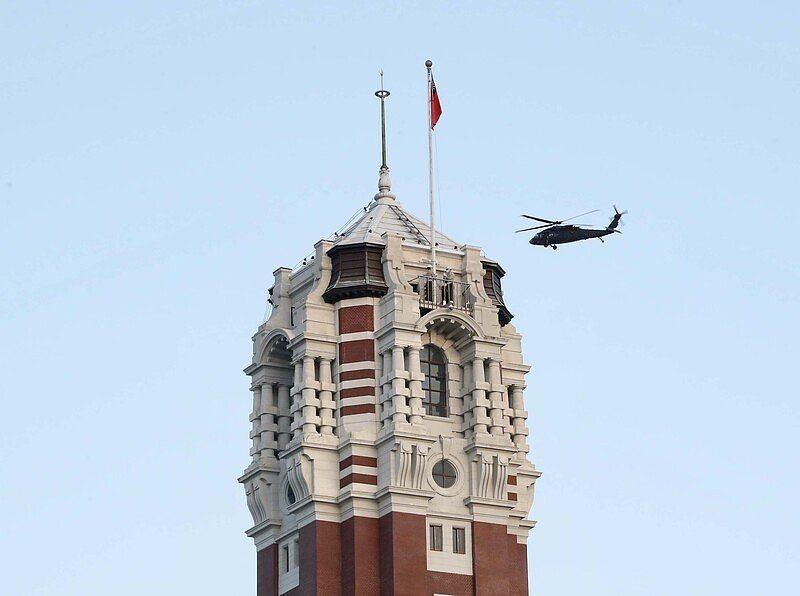 台湾“双十”将届，为让空中操演顺利进行，台军周四清晨实施飞行航线会勘及试航，UH-60M黑鹰直升机飞越总统府上空。（图取自中央社）