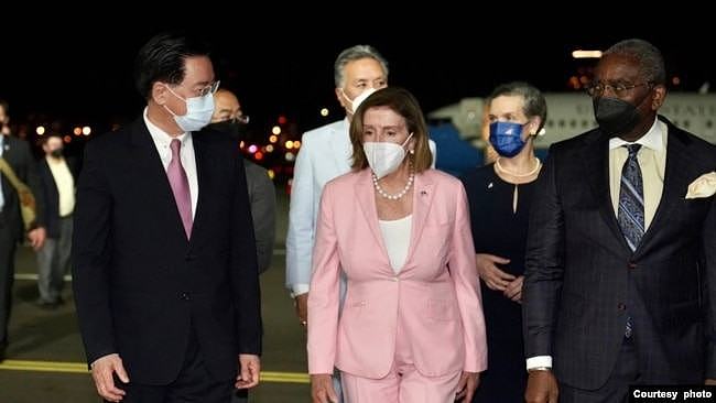 2022年8月2日晚，台湾外交部长吴钊燮（左）在松山机场迎接到访的美国国会众议院议长佩洛西（中）。