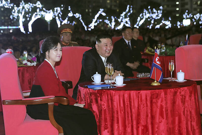 北韓8日舉辦74周年國慶晚會，北韓領導人金正恩（中）與妻子李雪主（左）均到場觀禮。（美聯社）
