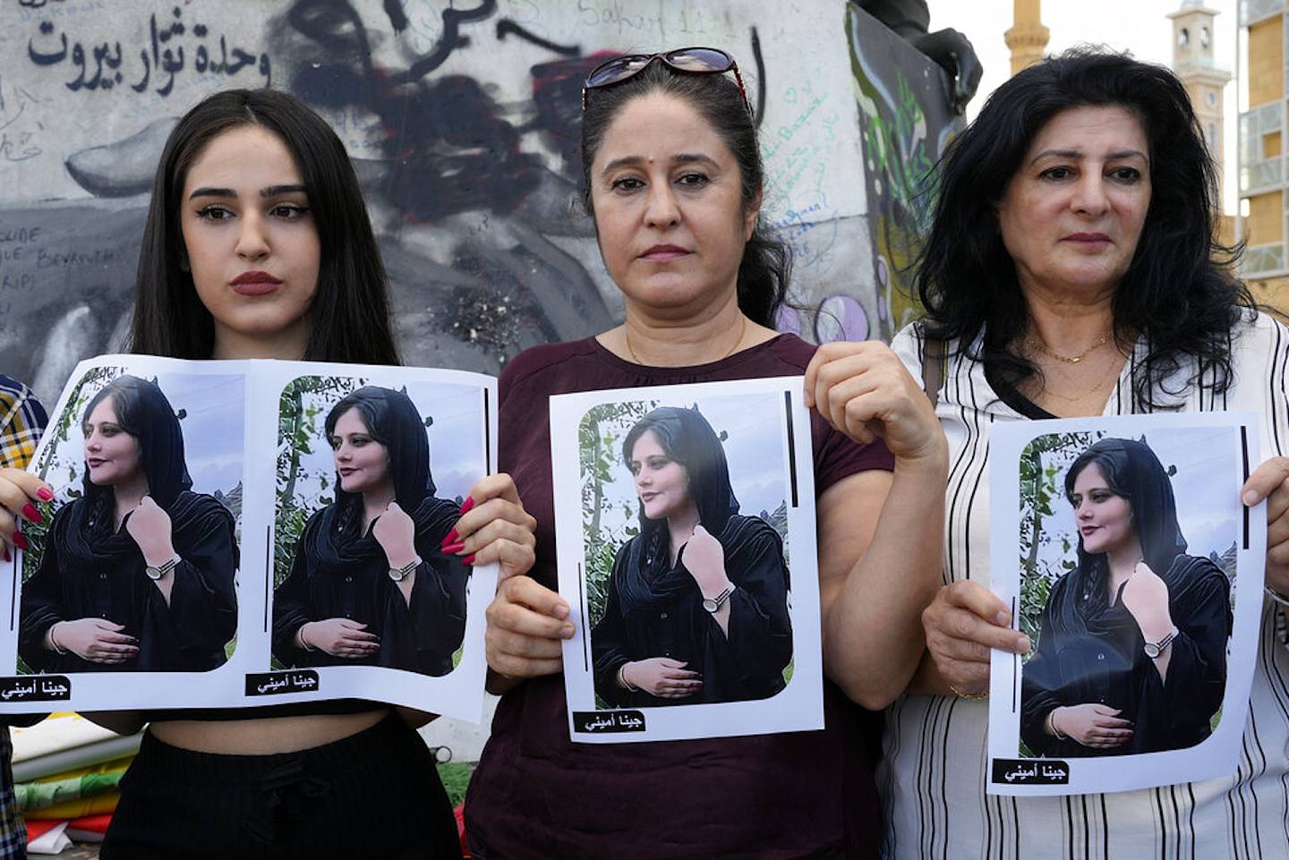 黎巴嫩库族妇女手持伊朗少女阿米尼（Mahsa Amini）的照片示威。 （AP）