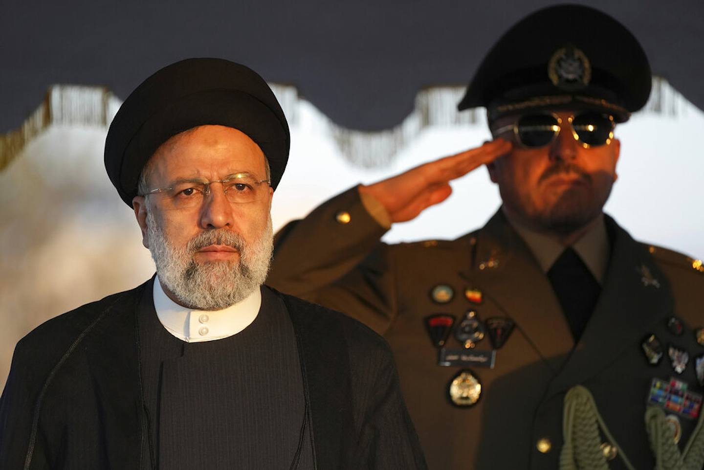 今年7月和8月，伊朗總統萊希兩度簽署法令收緊「頭巾法」，要求女性佩戴的頭巾不僅要遮住頭髮，還要遮住頸部和肩膀，成為「阿米尼案」的眾矢之的。（AP）