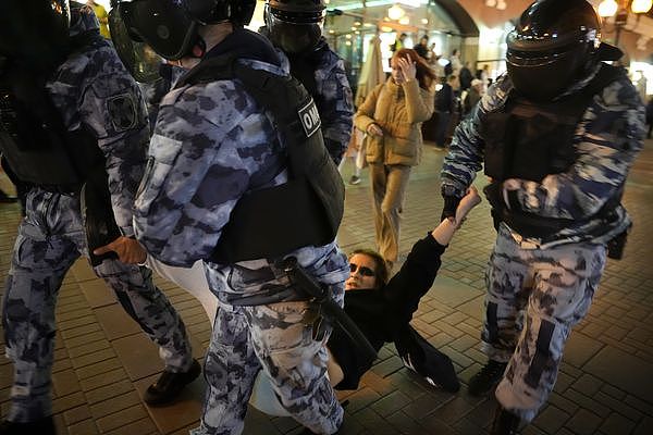 ▲▼俄羅斯人大規模上街抗議，超過1200人被警方拘捕。（圖／路透）