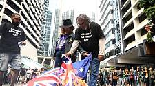 全澳悼念日多地爆发游行示威！抗议者涌上街头焚烧国旗，吁“废除君主制”（组图）