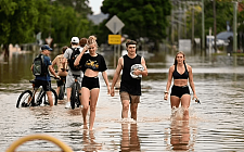 超强风暴席卷澳洲东海岸，多地恐迎第3轮洪灾！数百万人受影响（组图）