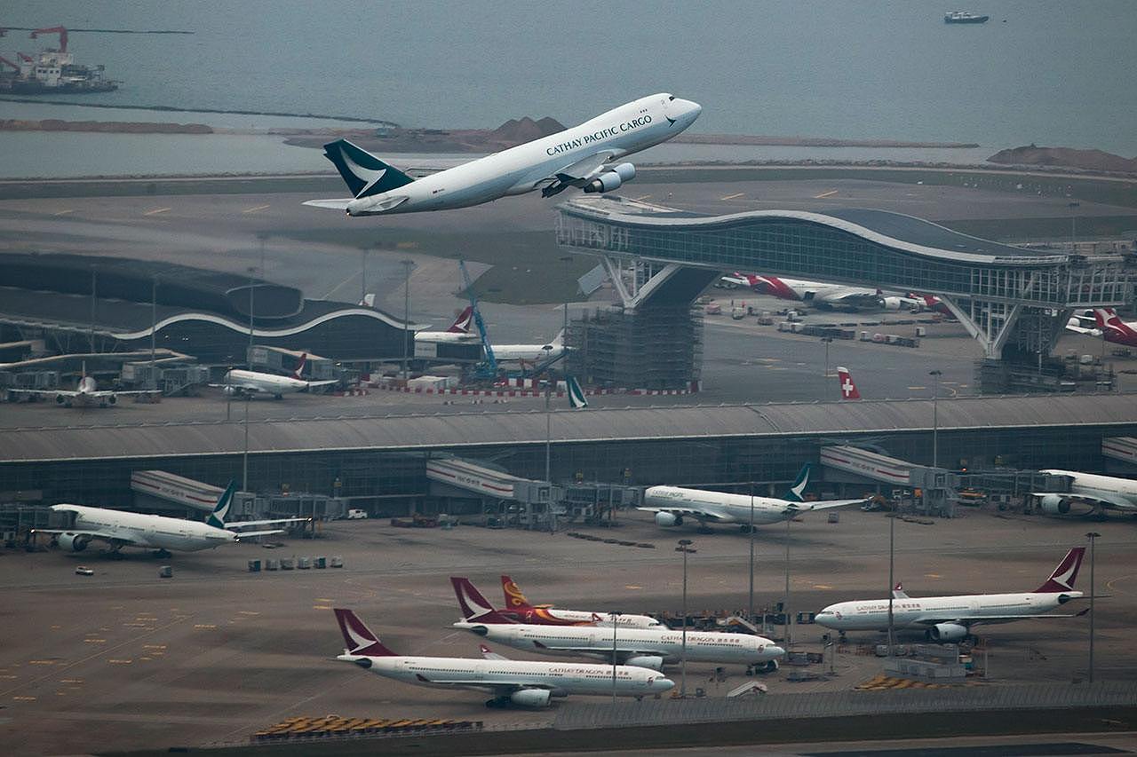根据香港机管局公布的数字，香港机场今年第二季客运量只有近60万人次，比新加坡樟宜机场同期高达730万旅客人次，落后超过11倍，亚洲最繁忙机场的首位，已被新加坡取代。（美联社资料图片）