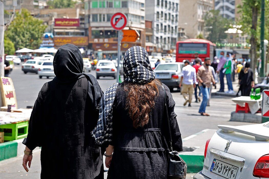 伊朗法律要求所有過了青春期的女性必須戴頭巾且穿著寬鬆。
