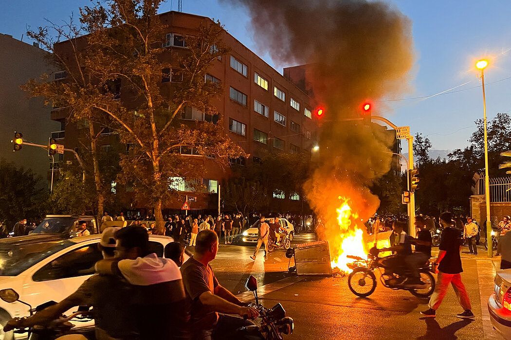 官媒發布的一張照片顯示，週一在德黑蘭的一場抗議中，一輛警察摩托車被燒毀。