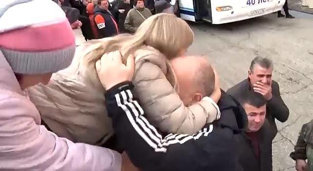 俄罗斯平民男性开赴乌克兰：夫妻抱头相拥哭泣，孩子难舍父亲（组图） - 2