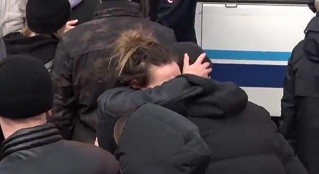 俄罗斯平民男性开赴乌克兰：夫妻抱头相拥哭泣，孩子难舍父亲（组图） - 3