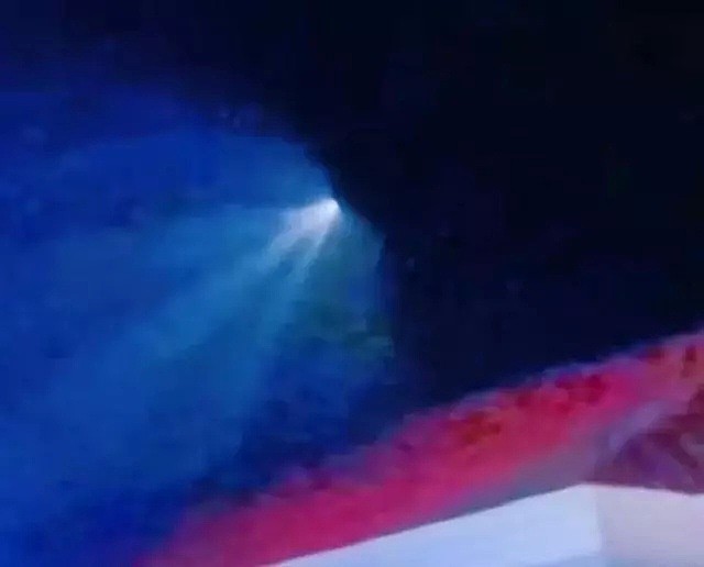新疆多地拍到空中巨大发光不明飞行物，倾斜朝向地面（视频/组图） - 2