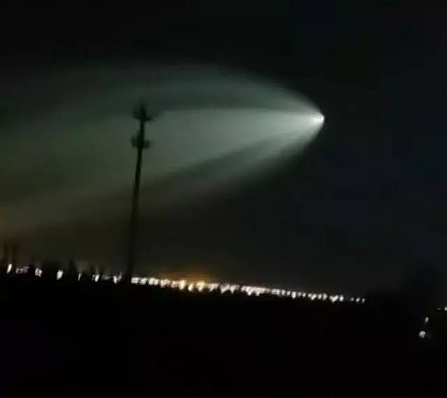 新疆多地拍到空中巨大发光不明飞行物，倾斜朝向地面（视频/组图） - 4