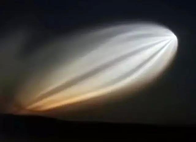 新疆多地拍到空中巨大发光不明飞行物，倾斜朝向地面（视频/组图） - 5