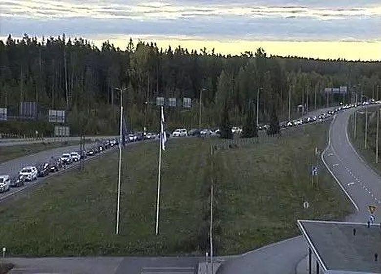 普亭21日宣布启动「局部动员令」后，芬兰边境就出现了长达30公里的「逃往车龙」。 （取材自推特）