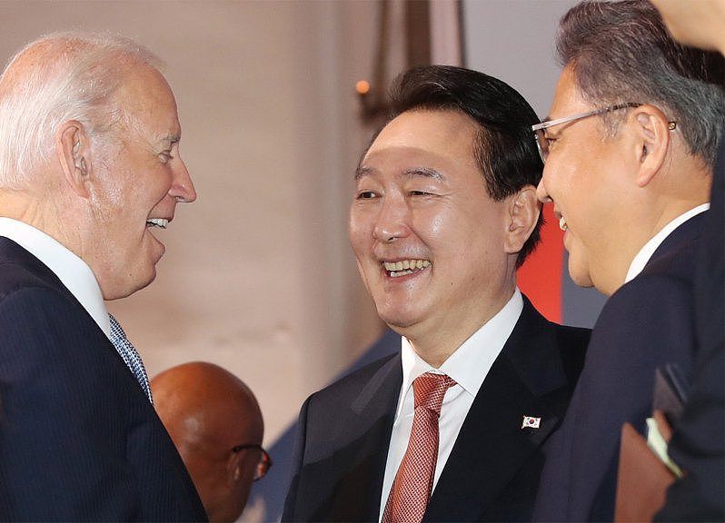 南韓總統尹錫悅（中）與美國總統拜登（左）會面。 歐新社