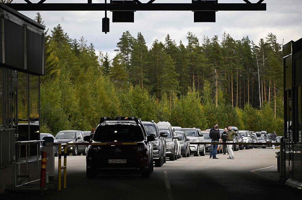 周四试图从俄罗斯进入芬兰的汽车排起了长队。