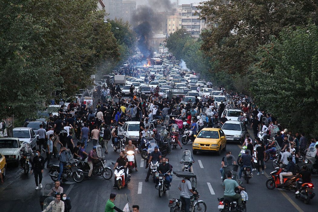 周三，德黑兰街头的抗议者。抗议活动已经发展到包含了对政府的广泛不满。