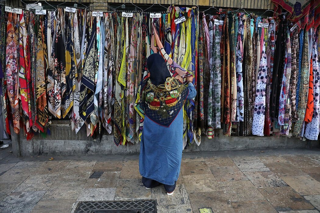 伊朗法律要求所有成年女性佩戴头巾，穿宽松的衣服。