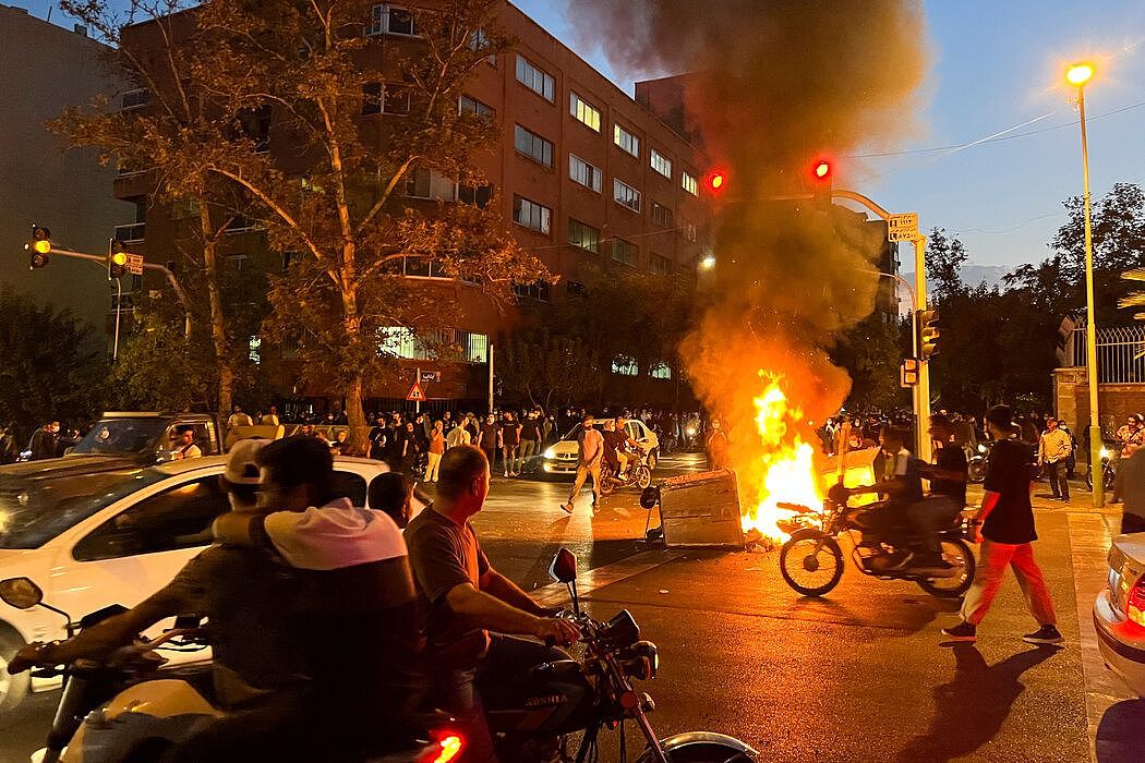 周一，一辆警察摩托车在德黑兰的抗议活动中被烧毁，图片来自官方媒体。