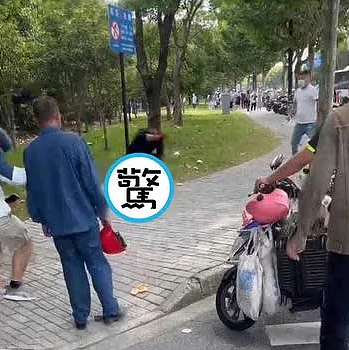 血腥慎点！网传上海发生持刀伤人案，半裸女子被当街割喉，路人惊呆（组图） - 1