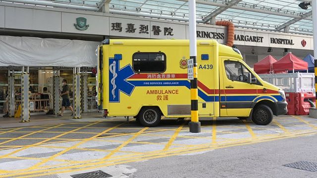 香港新界葵涌玛嘉烈医院急诊室外一辆救护车停车（中新社图片15/8/2022）