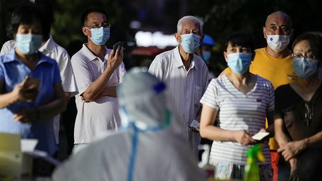 上海居民排队等候接受新冠核酸检测采样（19/7/2022）