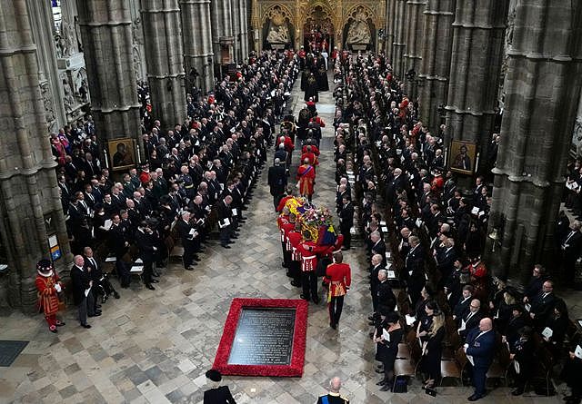 9 月 19 日，葬礼开始前，覆盖着英国王旗的女王棺椁由皇家御林军掷弹兵卫队成员抬进西敏寺教堂。出席英国女王伊丽莎白二世国葬葬礼的还有世界各国领导人